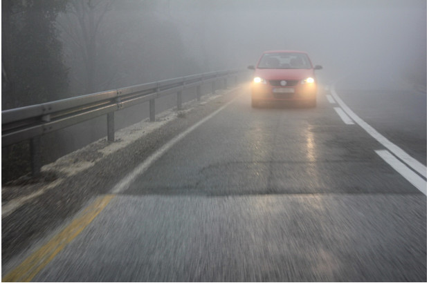 ¿Conoces la regla de las 3 V? Evita accidentes en carretera si tienes que conducir con niebla